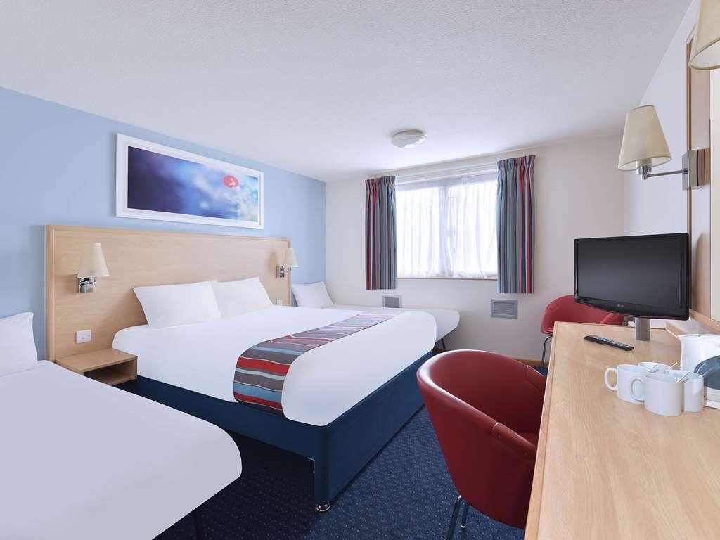 Travelodge Milton Keynes Old Stratford Szoba fotó